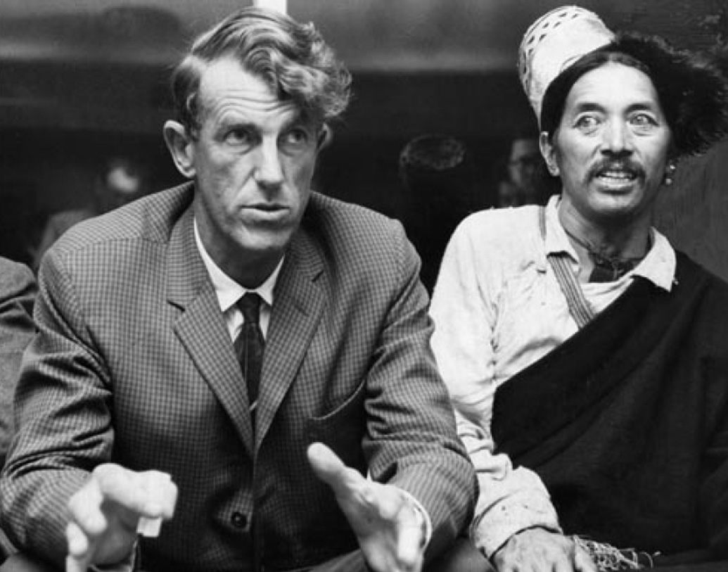 ১৯৬০ সালে মাউন্ট এভারেস্ট জয় করা প্রথম অভিযাত্রী স্যর এডমন্ড হিলারি ইয়েতি খুঁজতেই একটি অভিযানে যান। একটি জন্তুর মাথার খুলিও নিয়ে আসেন। তবে বিজ্ঞানীরা পরবর্তীতে বলেন, এটি আদৌ ইয়েতিরই নয়। হেলমেট আকারের ঢাকনার মতো দেখতে, হিমালয়ের পার্বত্য এলাকার ছাগলের মতো এক প্রাণীর।