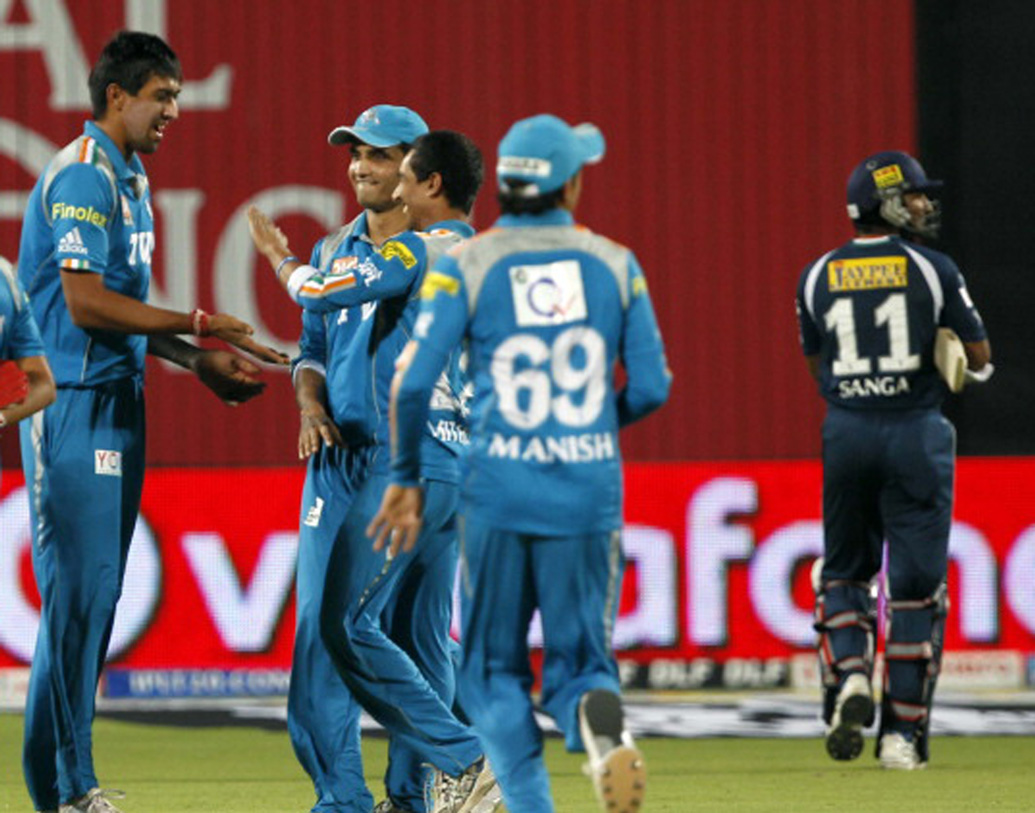 আইপিএল অভিষেকের ঠিক আগেই বেলস পালসি নামে একটি রোগে আক্রান্ত হন তিনি। স্নায়ুঘটিত এই রোগের ফলে চোখে সমস্যা ছিল রাহুলের।