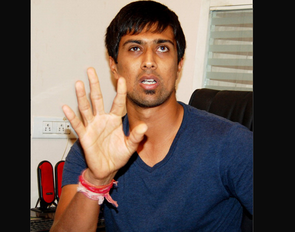 তবে ২০১২ সালে রেভ পার্টিতে দক্ষিণ আফ্রিকার ওয়েন পার্নেলের সঙ্গে আটক করা হয় তাঁকে। মাদক সেবনের অভিযোগে গ্রেফতার হন তিনি। যদিও প্রথম থেকেই যাবতীয় অভিযোগ অস্বীকার করেন রাহুল।