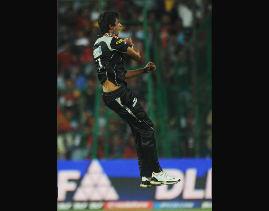 মু্ম্বই ইন্ডিয়ানসের বিরুদ্ধে তাঁর বোলিং ফিগার ছিল ৪-০-৭-২। অনেকেই সেই স্পেলকে আইপিএল ২০১১-এর সেরা স্পেল বলেছিলেন।