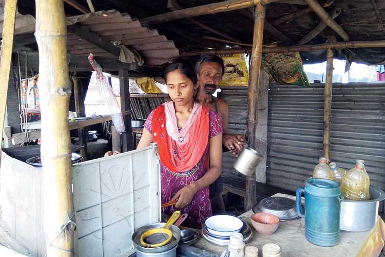 Even after Mamata Banerjee's assurance this tea seller didn't get government help for his daughter