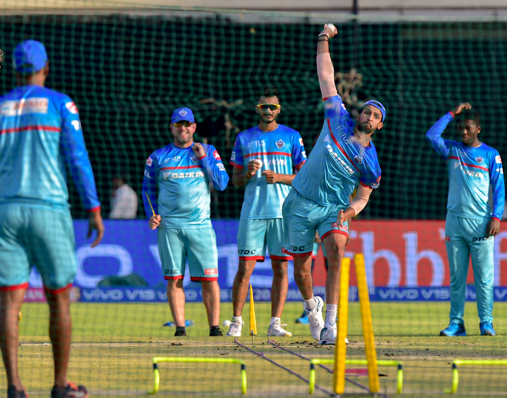 দলের কোচ যেমন রিকি পন্টিং, তেমন পরামর্শদাতার নাম সৌরভ গঙ্গোপাধ্যায়। ঘরের মাঠে এ বার দিল্লি ক্যাপিটালসের সামনে দুর্দান্ত ফর্মে থাকা সানরাইজার্স হায়দরাবাদ। ডেভিড ওয়ার্নারদের সামলাতে কেমন হতে পারে সৌরভদের স্ট্র্যাটেজি। কেমনই বা হবে ফিরোজ শাহ কোটলায় প্রথম একাদশ। দেখে নেওয়া যাক।