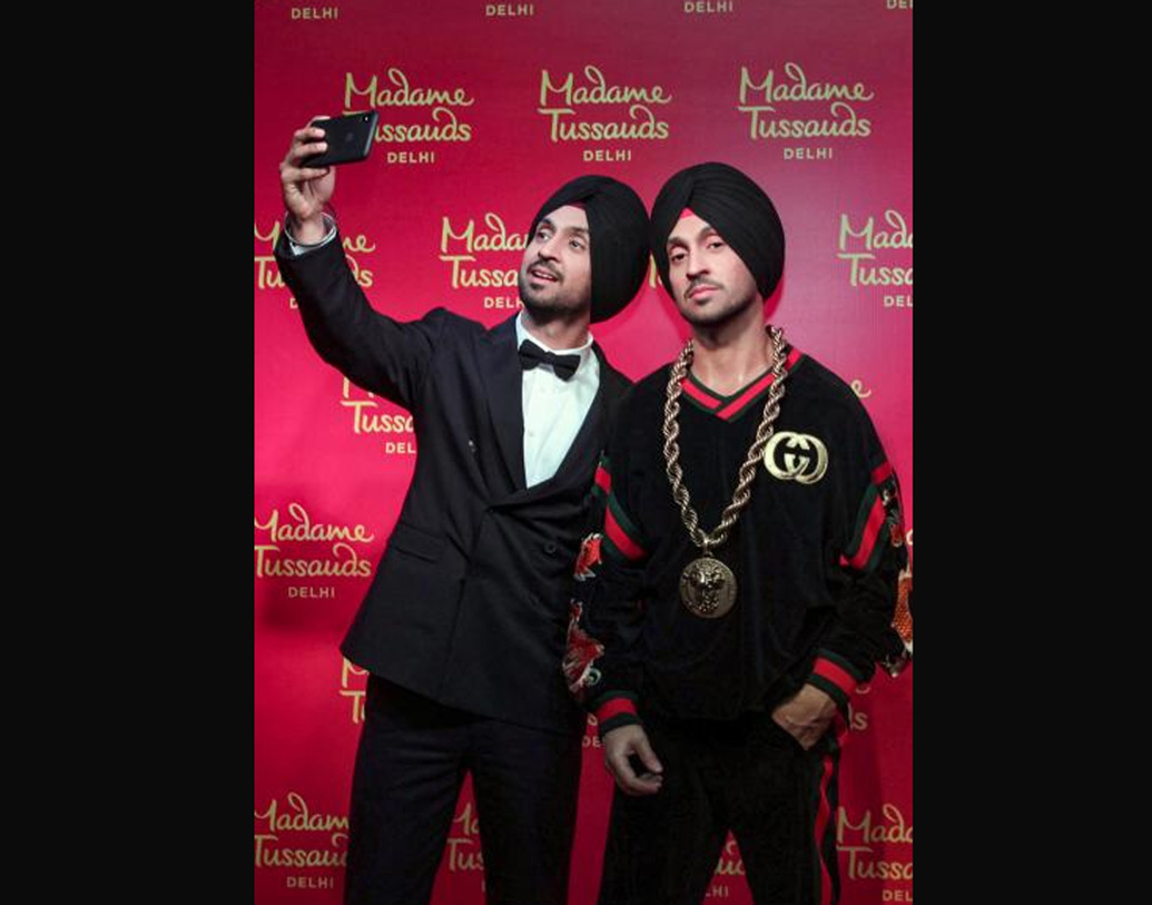 দিল্লির মাদাম তুসোর জাদুঘরে দিলজিৎ দোসাঞ্জের মূর্তি রয়েছে। ওই জাদুঘরে প্রথম পাগড়ি পরা মূর্তিও এটি। অভিনেতা বিস্মিত হয়ে গিয়েছিলেন মূর্তিটি দেখে।