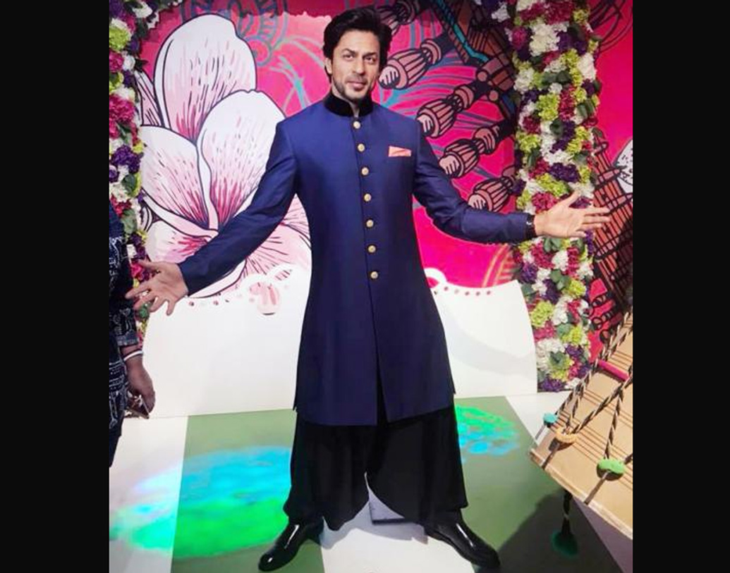 বলিউড বাদশা শাহরুখ খানের মূর্তি রয়েছে দিল্লির মাদাম তুসো জাদুঘরে। বাদশার সেই বিখ্যাত পোজেই তৈরি করা হয়েছে মূর্তিটি।