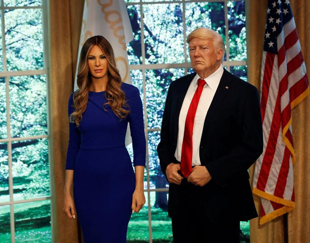 নিউ ইয়র্ক সিটির মাদাম তুসোর জাদুঘরে রয়েছে মার্কিন প্রেসিডেন্ট ডোনাল্ড ট্রাম্প ও মার্কিন ফার্স্ট লেডি মেলানিয়া ট্রাম্পের মূর্তি। তাঁদের মূর্তির পোশাকও একেবারেই তাঁদের পছন্দের সুট বা গাউনের মতোই।