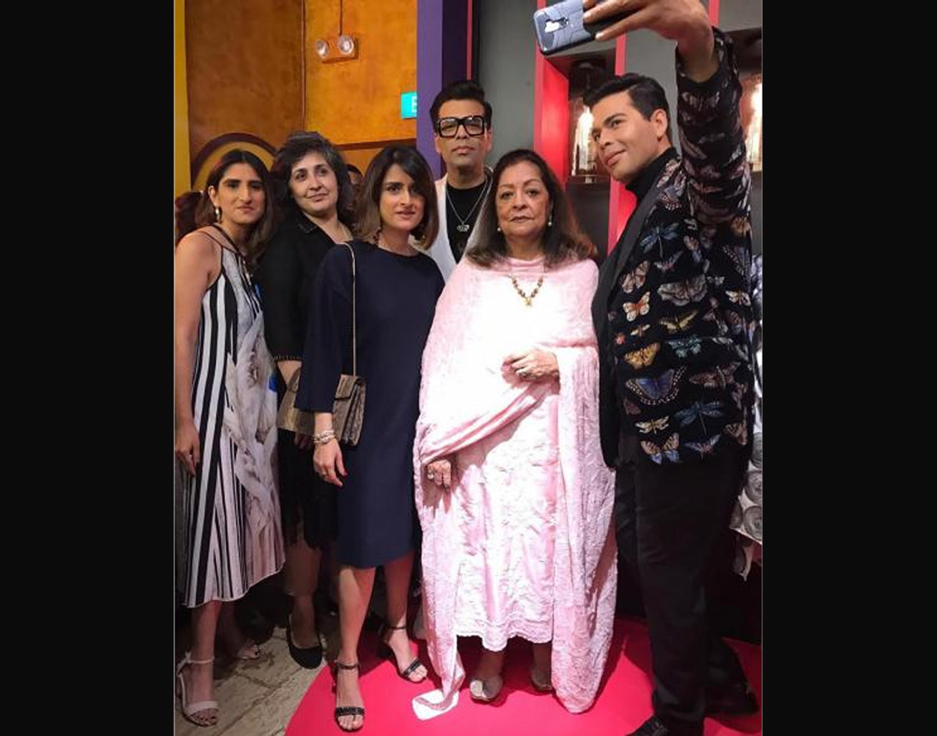 সম্প্রতি এই তালিকায় যোগ হল কর্ণ জোহরের মূর্তিও। মা ও বন্ধুদের নিয়ে উদ্বোধনে এসেছিলেন কর্ণ।