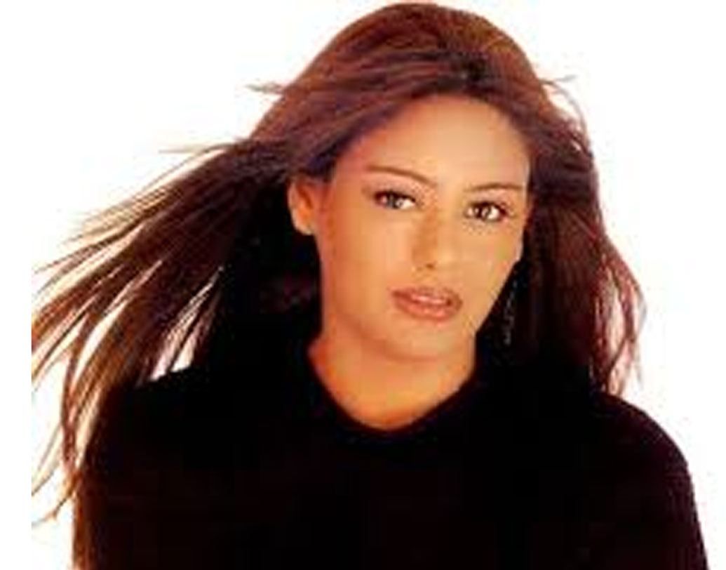 অজয় দেবগণ, ববি দেওল, রানি মুখোপাধ্যায়, চন্দ্রচূড় সিংহ, আরশাদ ওয়ার্সি, অনুপম খেরের সঙ্গে কাজ করেছেন তিনি।