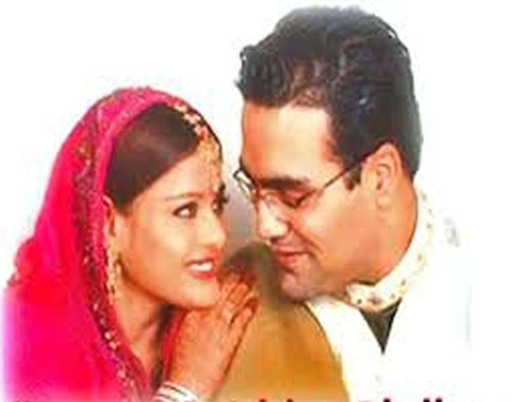 ২০০৩ সালে তাঁর বিয়ে হয় এনআরআই ব্যবসায়ী আদিত্য ধিলোঁর সঙ্গে।