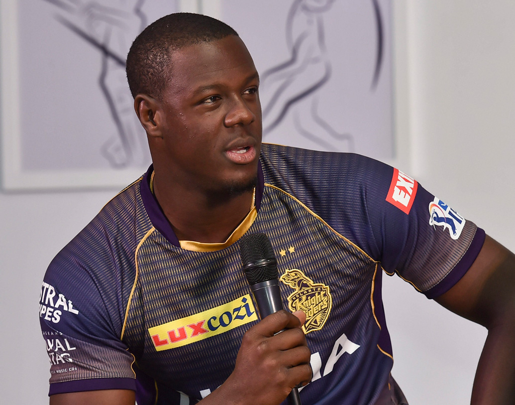 সাত নম্বরে নামার কথা কার্লোস ব্রেথওয়েটের। কার্লোস বিগ হিটার। প্রয়োজনে বলটাও করে দিতে পারেন। তাঁকে এ বার প্রথম একাদশে নেওয়ার সুযোগ এসেছে বলেই মনে করা হচ্ছে।