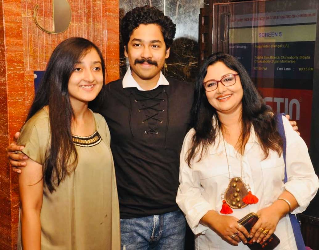 কখনও একসঙ্গে কফি খাওয়া, কখনও বা নাটক দেখা, পাশাপাশি থেকেছেন দু’জনে। নাটকের পরিবারে বড় হওয়া ঋদ্ধি বাবা-মা অর্থাত্ কৌশিক এবং রেশমি সেনের সঙ্গেও সুরঙ্গনাকে নিয়ে নাটক দেখেছেন।