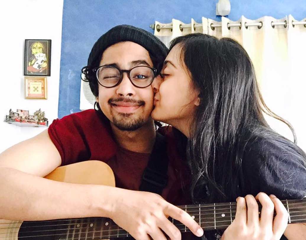 সেন পরিবারে সুরঙ্গনার অবাধ আনাগোনা। এই জুটিকে ঘিরে রেখেছেন বন্ধুরাও। পড়াশোনা, আড্ডা, নাটক, গান— ঋদ্ধি-সুরঙ্গনা চালিয়ে নিয়ে যাচ্ছেন একসঙ্গেই।