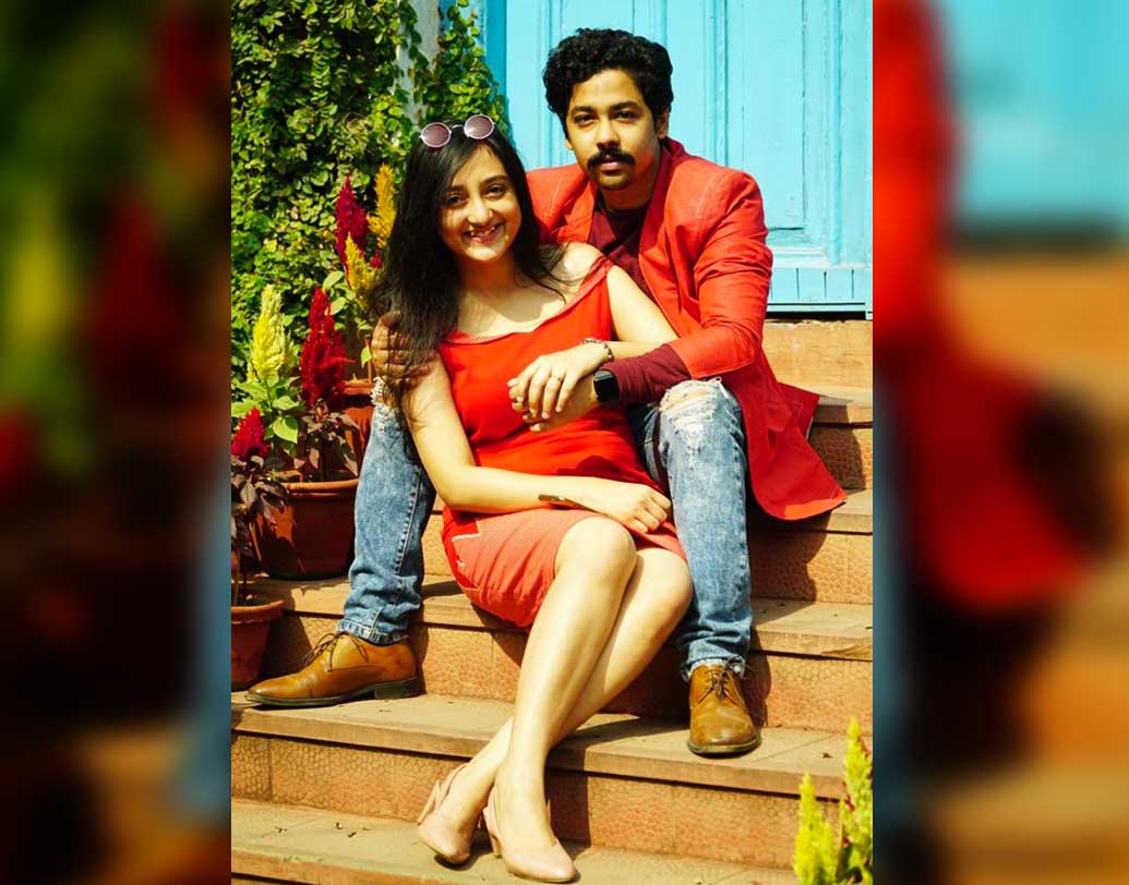 ঋদ্ধিকে এ প্রশ্ন করা হলে প্রাণখোলা হেসে এ সত্য স্বীকার করে নেন। সুরঙ্গনা যে তাঁর বিশেষ বান্ধবী তা নিয়ে আর লুকনোর কিছু নেই।