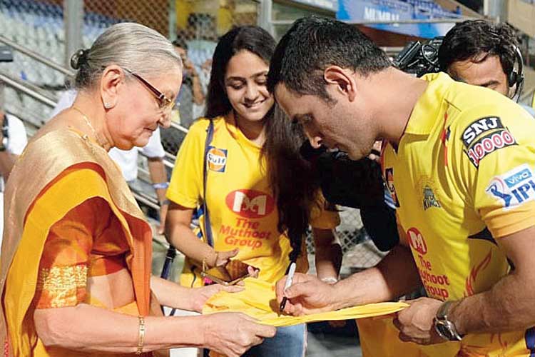 বিনয়ী: ওয়াংখেড়েতে তাঁর নতুন ভক্তকে হতাশ করলেন না ধোনি। কথা বললেন, দিলেন অটোগ্রাফও। টুইটার