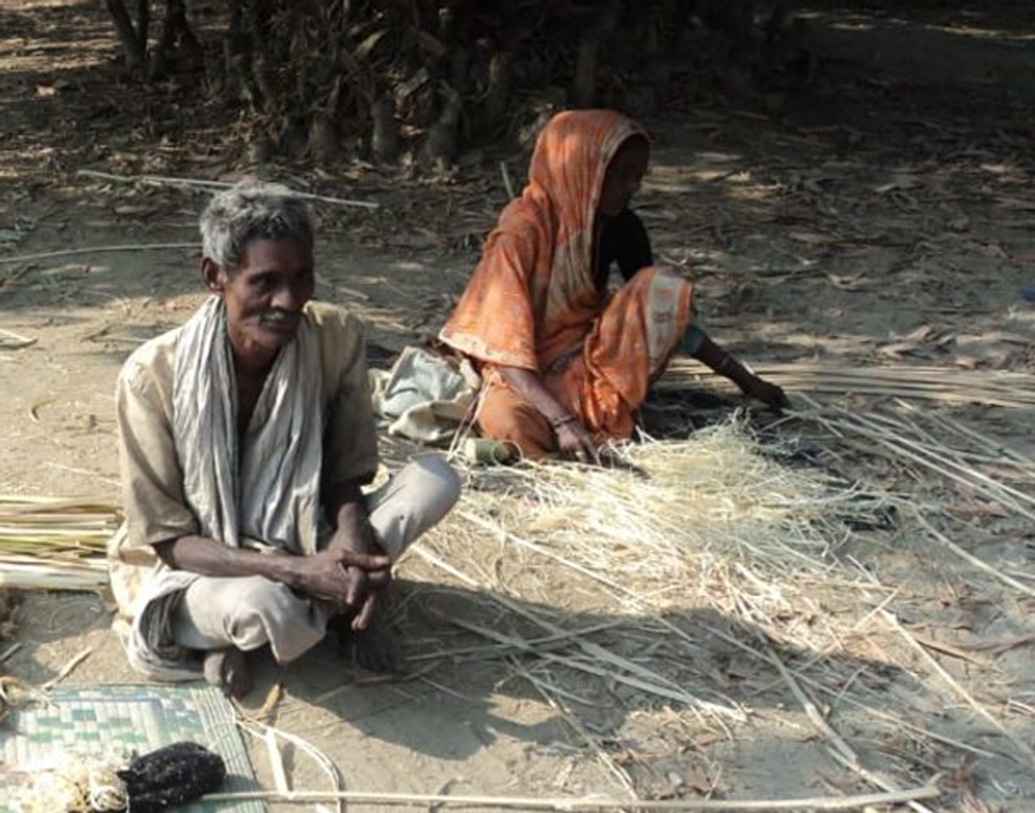 ২০০৫ সালে দিদির শাশুড়ির শেষকৃত্যের সময় সব কাজ মিটে যেতে কিছু কুকুর এসেছিল অবশিষ্টাংশ খাওয়ার জন্য। এর পর তাঁরা লক্ষ্য করেন, বেশ কিছু মানুষও এসেছেন সেই অবশিষ্টাংশ খেতে। শুধুমাত্র ডোম সম্প্রদায়ভুক্ত হওয়ার কারণে যাঁরা বাকিদের সঙ্গে এক আসনে বসতে পারেননি। সমাজের চোখে তাঁরা নাকি অপাঙ্‌ক্তেয়।