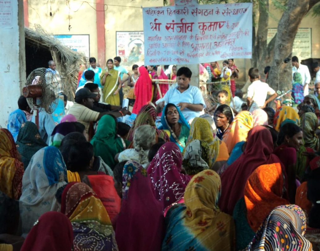 গোটা গ্রামের মানুষকে সে দিন তাঁদের পরিবারের তরফে খাওয়ানো হয়েছিল। কিন্তু সেখানে বিশেষ কিছু সম্প্রদায়ের মানুষ আসেননি শুধু মাত্র ‘অস্পৃশ্য’ বলে, এটা জেনে চমকে ওঠে সঞ্জীবের পরিবার। এমনকি গ্রামের পাশ দিয়ে বয়ে যাওয়া গঙ্গার জলও তাঁরা ব্যবহার করতে পারেন না জেনে অবাক হয়ে যান সঞ্জীব।