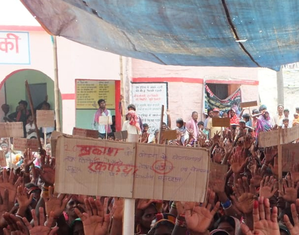 যে সম্প্রদায়কে সবাই দূরে সরিয়ে রাখে, তাঁদের সন্তানদের পড়াশোনার দায়িত্ব নেন সঞ্জীব। বিডিও দু’টি ঘর দেন। ২৫টি বাচ্চার দায়িত্ব নেন তিনি। তার পর রটে যায় সঞ্জীব নকশাল রাজনীতি করেন। সিবিআই অফিসার কিংবা খুনি তিনি, রটে যায় এমনটাও।