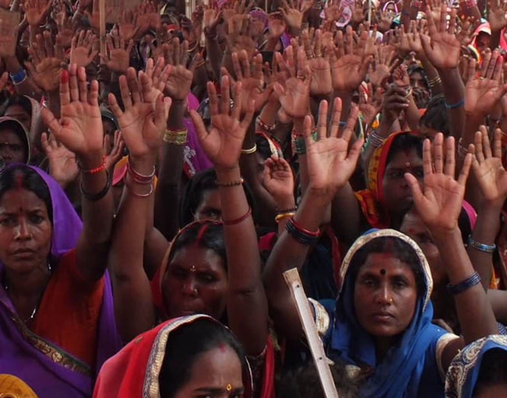 সঞ্জীবকে ভয় দেখাতে তাঁর খুড়তুতো ভাইয়ের খাবারে বিষ মিশিয়ে প্রাণে মেরে ফেলার চেষ্টাও হয়। সেই সময় কাকার বাড়ি থাকতেন তিনি। বাধ্য হন বাড়ি ছাড়তে।