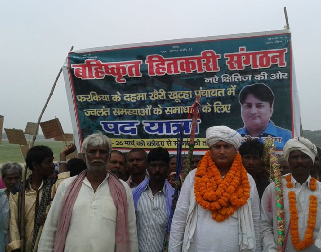 সঞ্জীবকে ভয় দেখাতে তাঁর খুড়তুতো ভাইয়ের খাবারে বিষ মিশিয়ে প্রাণে মেরে ফেলার চেষ্টাও হয়। সেই সময় কাকার বাড়ি থাকতেন তিনি। বাধ্য হন বাড়ি ছাড়তে।