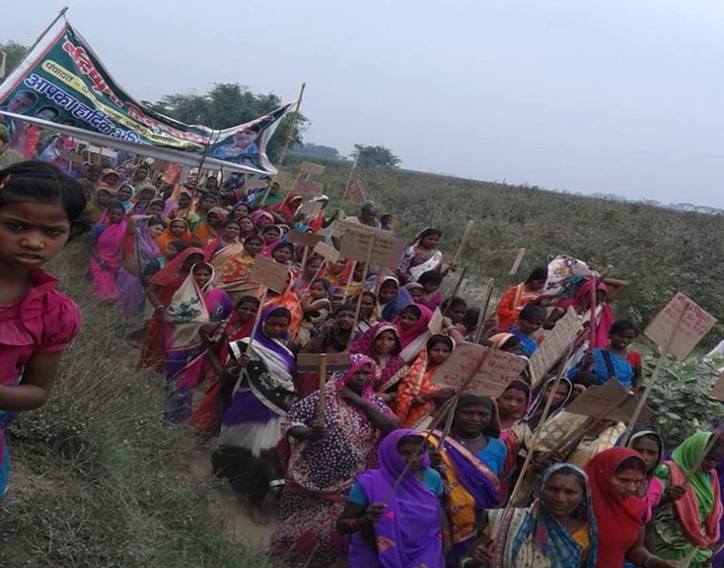 একবার বিডিও তাঁর প্রাণ বাঁচান, জানান সঞ্জীব। ২০০৭ সালে লড়াই করে বহিষ্কৃত হিতকারী সংগঠন (বিএইচএস) গড়েন তিনি। প্রত্যেক দিন হুমকি, অপমান, পদবী বদলে সঞ্জীব ডোম নামে ডাকা— এই সব কিছুর মধ্যে দিয়ে গিয়েছেন সঞ্জীব।