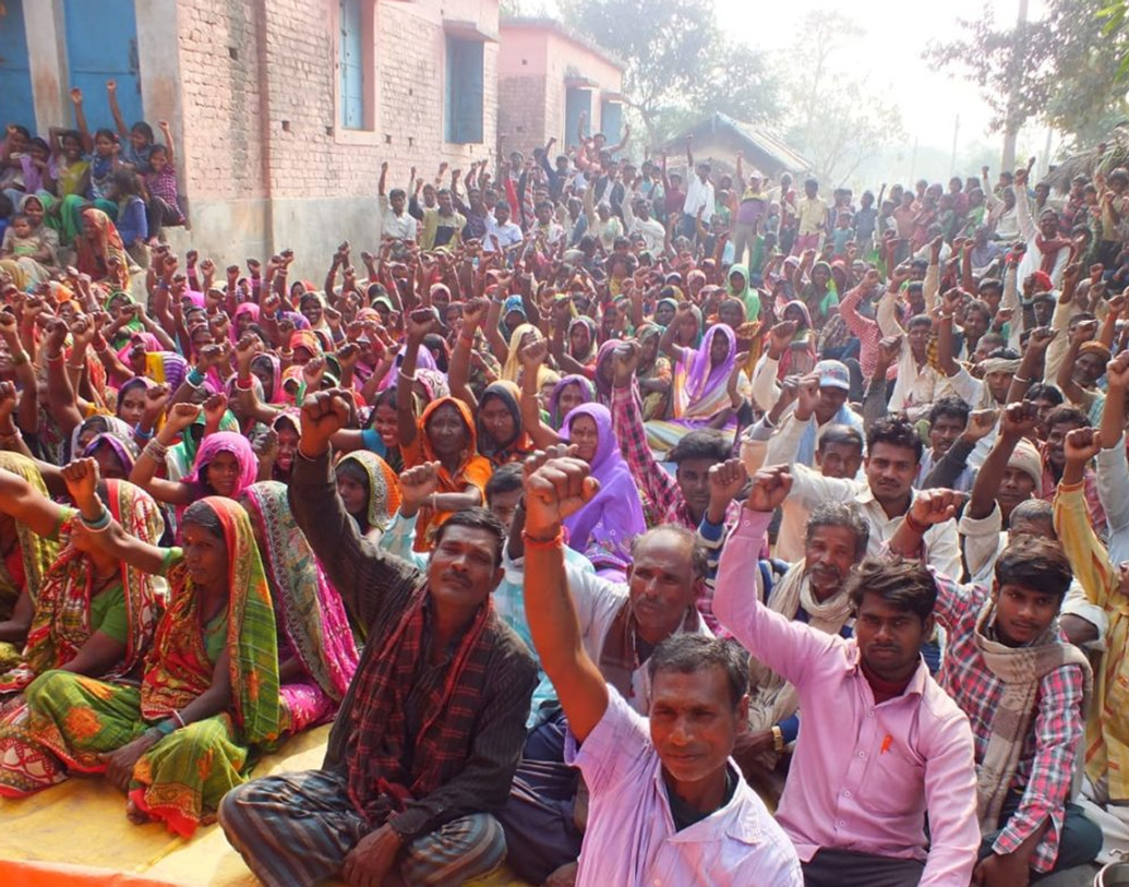 ৪০টি গ্রামে গিয়ে প্রতিদিন প্রায় ১৬ কিলোমিটার হেঁটে মানুষকে সচেতন করার কাজ করেন তিনি। বোঝান, প্রতিটি মানুষ সমান। থেমথারাখা গ্রামের বিএইচএস ব্লক প্রেসিডেন্ট ঘুরো দেবী বলেন, সঞ্জীবের চেষ্টায় মৃতদেহ বহন বা নোংরা বহন করার জন্য জোর করাটা কমেছে অনেকটাই। তাঁরাও বুঝতে শিখছেন, যে কোনও কাজের জন্যই তাঁরা উপযুক্ত।