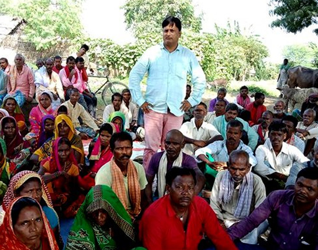 ৩০০ টাকা বাড়ি ভাড়া দিয়ে গ্রামে থাকেন তিনি। বাবা-মা তাঁকে সাহায্য করেন। দিল্লির আরামের জীবন ছেড়ে এই পথ বেছে নেওয়াকে সমর্থন করতে পারেননি স্ত্রী। তবে সঞ্জীব নিজে স্কুলের ১০০টির বেশি বাচ্চার ভবিষ্যত্ নিয়েই ভাবতে চান, কারণ তিনিই সম্প্রদায়ের কাছে ‘ফাদার ফিগার’।