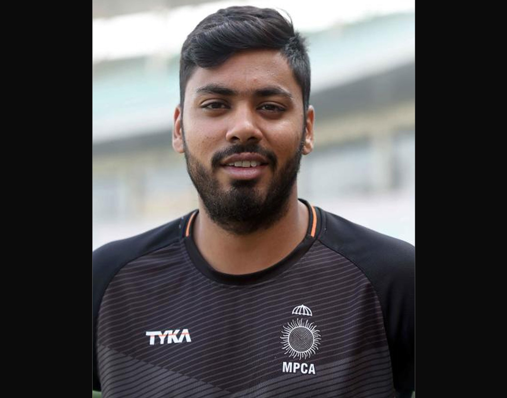 ২০১৮ সালে আইপিএলে দিল্লি ডেয়ারডেভিলসের হয়ে সাত ম্যাচে পাঁচ উইকেট নিয়েছিলেন আবেশ। আবেশের কাছে আয়ের একমাত্র উৎস ক্রিকেট। ১৪ বছর বয়স থেকে চরম দারিদ্রের সঙ্গে লড়াই করছেন তিনি।