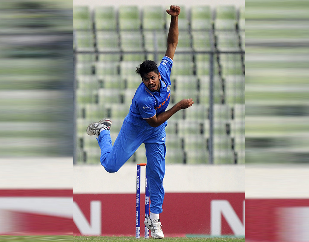 রাস্তা চওড়া করার জন্য মহম্মদ আশিক খানের সেই পানের দোকানটি ভেঙে দেয় স্থানীয় প্রশাসন। দিন প্রতি খুব বেশি হলে ৫০০ টাকা আয় হত তাঁদের। কিন্তু বন্ধ হয়ে যায় সেই পথ।