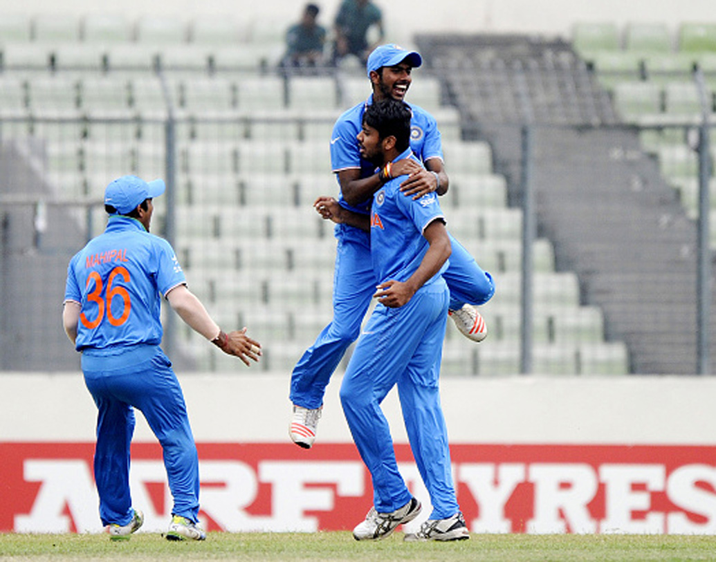 তার পর থেকেই শুরু তাঁর লড়াই। ক্রিকেটের পাশাপাশি পড়াশোনা চালানোর চেষ্টা করলেও পরে তার আর উপায় ছিল না। আয়ের উৎস হিসেবে ক্রিকেটকেই বেছে নিতে হয় ফাস্ট বোলার আবেশকে।