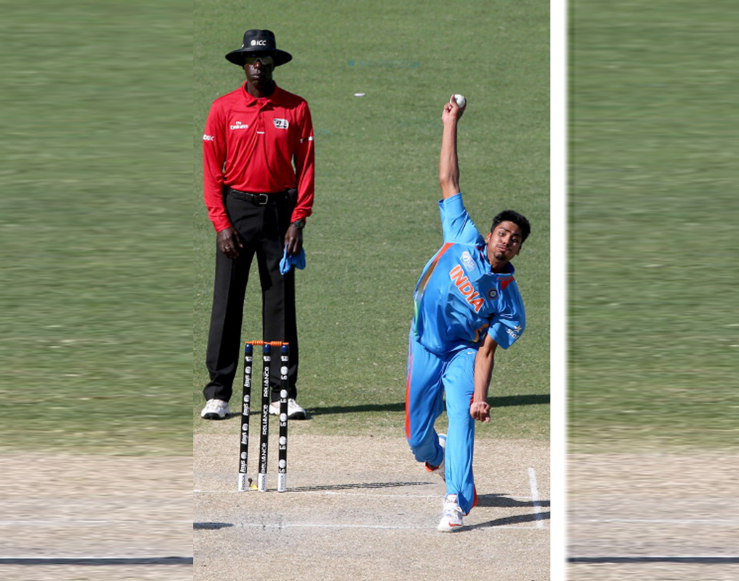 ইনদওরে ভারতের প্রাক্তন ব্যাটসম্যান অময় খুরেশিয়ার অ্যাকাডেমি থেকে অনূর্ধ্ব ১৬-র দলে সুযোগ পান আবেশ। ১৭ দিনের ক্যাম্প থেকে ১৭০০ টাকা পেয়ে ১৫ বছর বয়সেই সংসারে সাহায্য করা শুরু করেছিলেন আবেশ। রাজ্য দল, অনূর্ধ্ব-১৯ ভারতীয় দলের হয়েও দুর্দান্ত পারফরম্যান্স ছিল তাঁর। ২০১৮-১৯ মরসুমে রঞ্জিতে ৭ ম্যাচে ৩৫ উইকেট নেন তিনি।