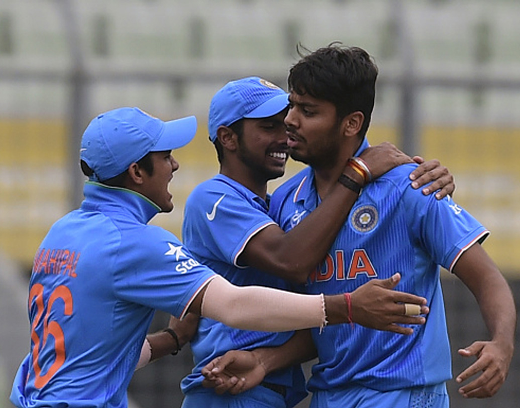 এখনও গাড়ি নেই তাঁর। বাড়িতে স্কুটার রয়েছে। সেটা নিয়েই রাস্তায় বেরোন। বন্ধুরা বলে গাড়ি কিনতে। নিয়মিত ম্যাচ থাকার কারণে বাড়িতে বেশি থাকা হয় না। তাই আর গাড়ি কেনা হয়নি, জানান আবেশ। প্রথমে একটি পুরনো সাইকেল কিনেছিলেন, সেটায় চেপেই ২০ কিমি পথ পাড়ি দিতেন অনুশীলনের জন্য।