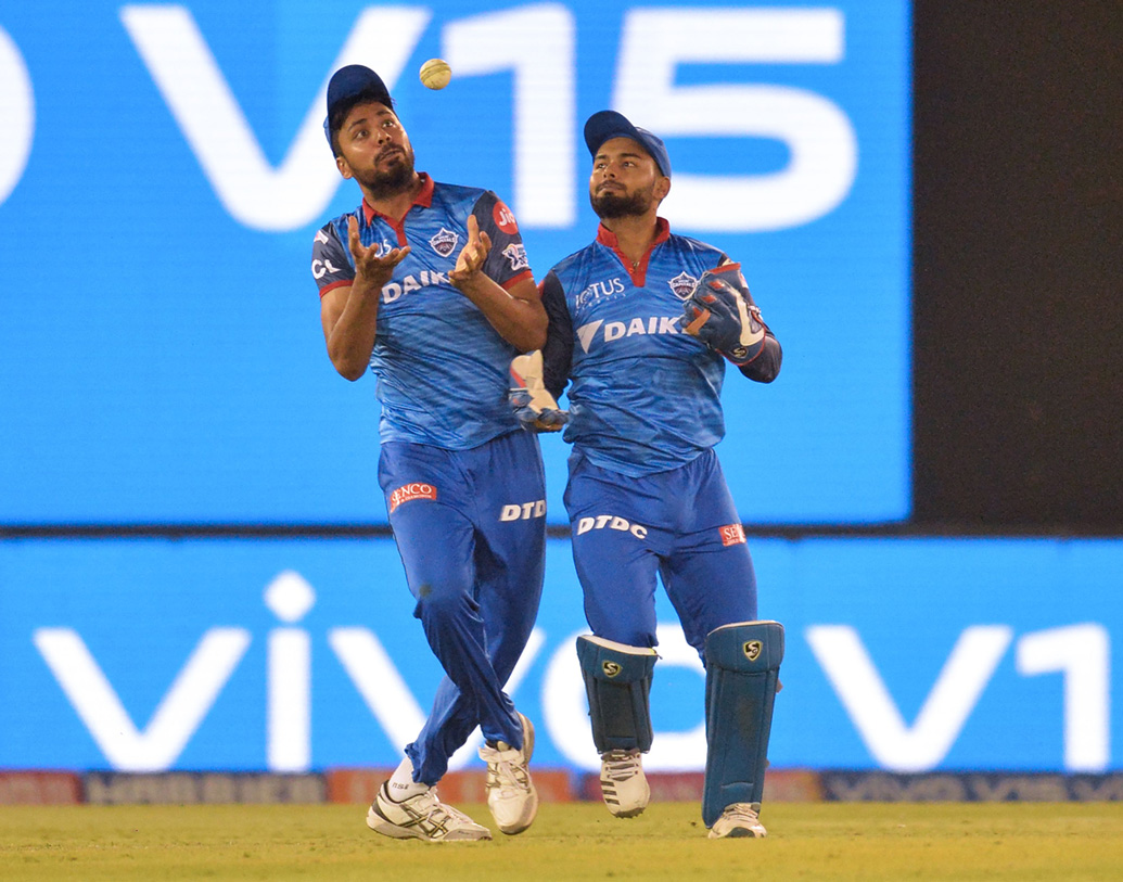 তরুণ পেসারের কথায়, “আবেগ দিয়েই ক্রিকেট খেলি। বাবার দোকান উঠে যাওয়ার পরে আমাদের আয়ের রাস্তা বন্ধ হয়ে গিয়েছিল। দু’বছর প্রচণ্ড কষ্ট করতে হয়েছে। তার পরে অনূর্ধ্ব-১৯ ভারতীয় দলে সুযোগ পাই। রাজ্যের হয়েও খেলি। আইপিএলে খেলার পরেই জীবন পাল্টাতে শুরু করে।”