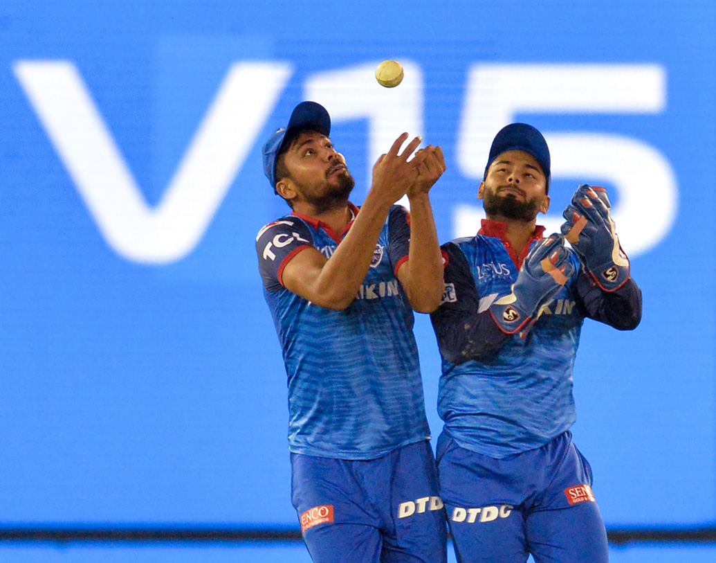 এ বারে তাঁকে ৭৫ লক্ষ টাকা দিয়ে কিনেছে দিল্লি। বাবা, মা, ঠাকুমার সঙ্গেই থাকেন ২২ বছরের এই পেসার। সংসারের একমাত্র রোজগেরে সদস্যও তিনিই।