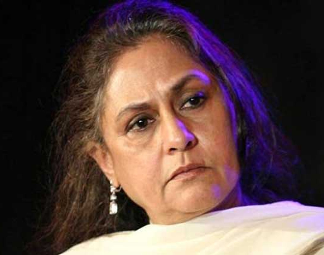 বলিউডের অভিজ্ঞ অভিনেত্রীদের মধ্যে এ প্রসঙ্গে নাম উঠে এসেছে জয়া বচ্চনের। বেশ কয়েকটি বলি ম্যাগাজিন ও সর্বভারতীয় দৈনিকে প্রকাশিত হয়েছিল জয়া নিয়মিত মদ্যপান করতেন একটা সময়। যদিও তিনি তা অস্বীকার করেন।