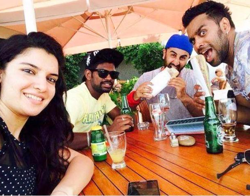 রণবীর কপূরও পার্টিতে গিয়ে মদ্যপান করলে নাকি নিজেকে ঠিক রাখতে পারেন না। তিনি অ্যালকোহলিক, সর্বভারতীয় বেশ কয়েকটি ম্যাগাজিনে এমনটা প্রকাশিত হয়েছে। মদ্যপ রণবীরের কিছু ছবিও ভাইরাল হয়েছিল।