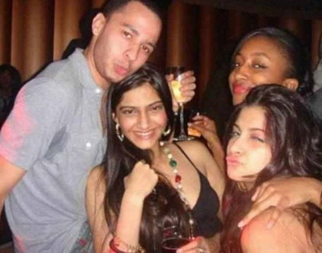 হালের বলি নায়িকাদের মধ্যে সোনম কপূর নাকি একেবারে পার্টি গার্ল। তিনি নাকি মদ্যপান করলেই বেসামাল হয়ে পড়েন। সোনমের একটি ছবিও সোশ্যাল মিডিয়ায় ছড়িয়ে পড়েছিল। অভিনেত্রী যদিও এ নিয়ে কোনও মন্তব্য করতে চাননি।