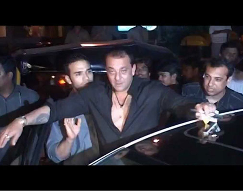 মা নার্গিসের মৃ্ত্যু কিছুতেই মানতে পারেননি বলিউড অভিনেতা সঞ্জয় দত্ত। নিয়মিত মদ্যপান করতেন তিনি, মাদক সেবনের অভিযোগও ওঠে তাঁর বিরুদ্ধে। যদিও পরবর্তীতে তিনি নেশা ত্যাগ করেছেন এবং তাঁকে এ ক্ষেত্রে অনেকে সাহায্য করেছিলেন, এমনটাই প্রকাশিত হয়েছিল বলিউডের কিছু পত্রিকায়।