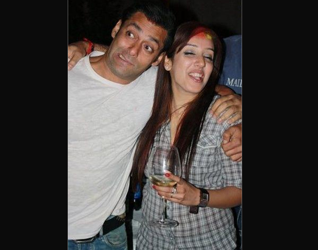 বলি তারকাদের মধ্যে নাকি সবচেয়ে বেশি মদ্যপান করেন সলমন খান। বেশ কয়েকটি সর্বভারতীয় সংবাদমাধ্যমে প্রকাশিত হয়েছিল এমনটাই। প্রতিদিন অ্যালকোহল ছাড়া চলে না, শোনা গিয়েছিল এমনটাও। যদিও সলমন পরবর্তীতে বলেছেন, পার্টিতে গেলে অ্যালকোহলের গ্লাস হাতে নিলেও তিনি কখনও চুমুক দেন না। ভদ্রতাবশত কেউ তাঁকে পানীয় নিতে প্রস্তাব দিলে তা হাতে নেন।