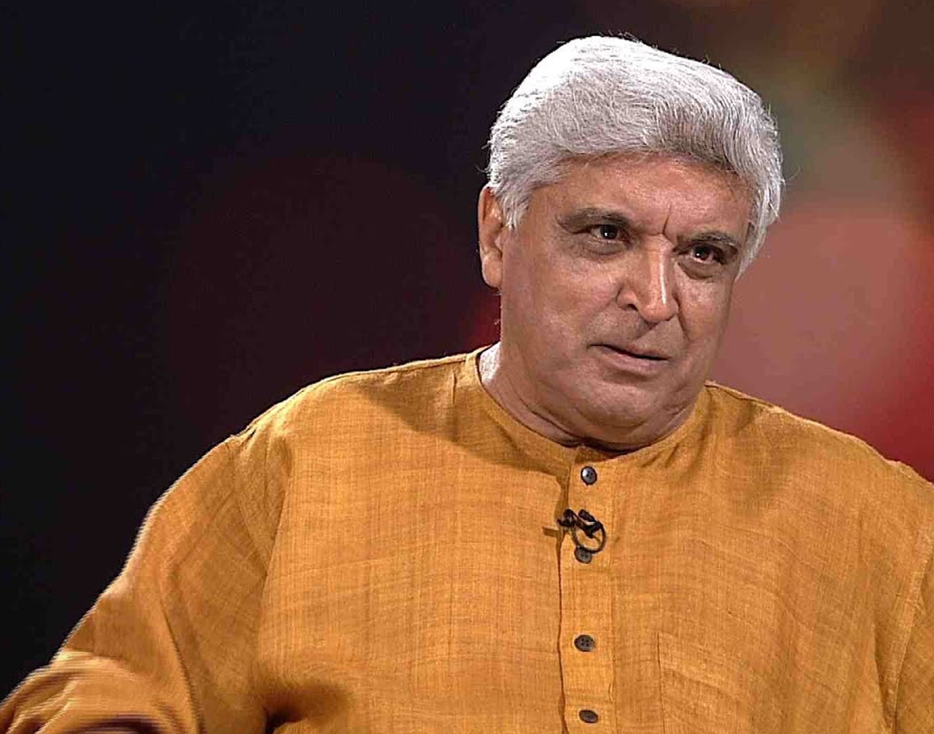 জাভেদ আখতার একটি টেলিভিশন সাক্ষাৎকারে জানিয়েছিলেন, ১৯ বছর বয়সে প্রথম মদ্যপান করেন তিনি। পরবর্তীতে বেশি না হলেও রোজ মদ্যপানের অভ্যাস দাঁড়িয়ে গিয়েছিল তাঁর। বহু বছর নাকি এই নেশা থেকে সরে আসেন তিনি।