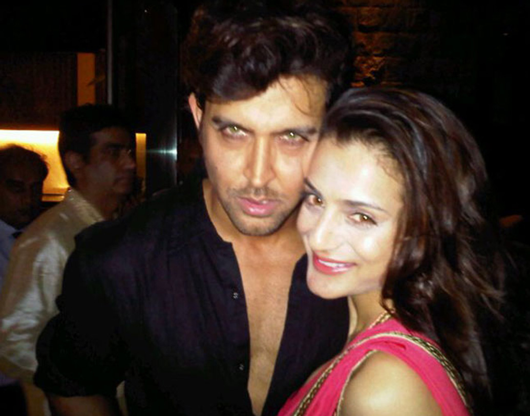 হৃত্বিক রোশনের সম্পর্কেও শোনা গিয়েছে অ্যালকোহল আসক্তির কথা। তিনি ও সুজান দু’জনেই নাকি একটা সময় মারাত্মক মদ্যপান করতেন। পরে যদিও হৃত্বিক স্বাস্থ্যের কারণেই অ্যালকোহল থেকে সরে আসেন। আমিশা পটেলের সঙ্গেও তাঁর একটি ছবি প্রকাশিত হয়েছিল।