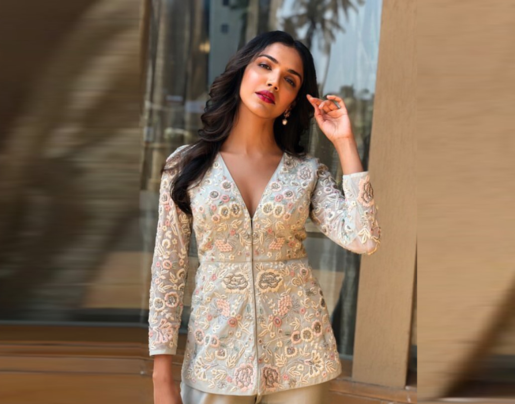 মুম্বইয়ের সেন্ট জেভিয়ার্স কলেজ থেকে সমাজবিদ্যা নিয়ে কৃতিত্বের সঙ্গে স্নাতক হন। হার্ভার্ড বিশ্ববিদ্যালয়ে সামার স্কুলেও পড়াশোনা করেছেন শ্রীয়া।