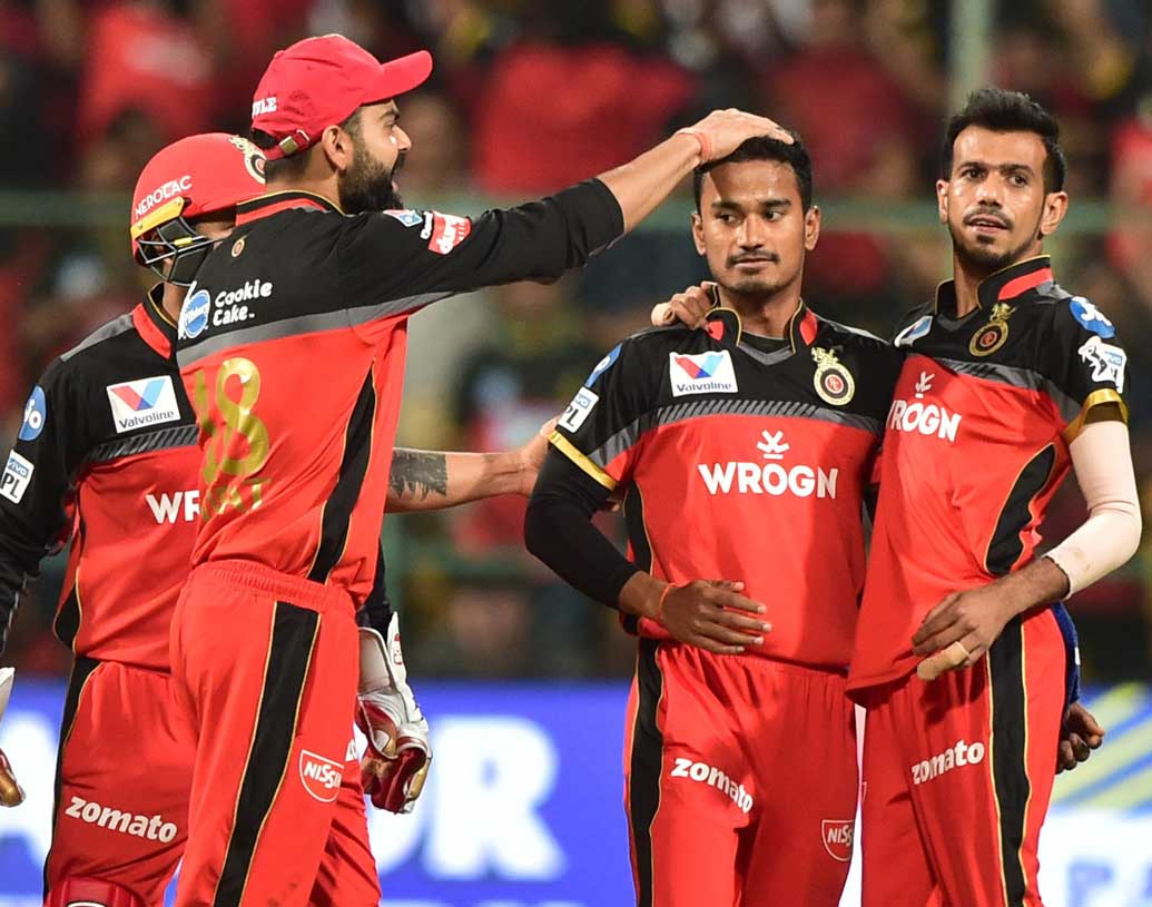 অধিনায়কত্বের ভুলটা কী রকম? দল গঠনে ত্রুটি, ঠিক সময়ে ঠিক লোককে দিয়ে বল না করানো, ম্যাচ চলাকালীন হঠাৎ সিদ্ধান্ত নিতে ভুল করা... তালিকায় রয়েছে অনেক কিছু। যেমনটা হয়েছে গতকালের নাইটদের সঙ্গে ম্যাচেও।