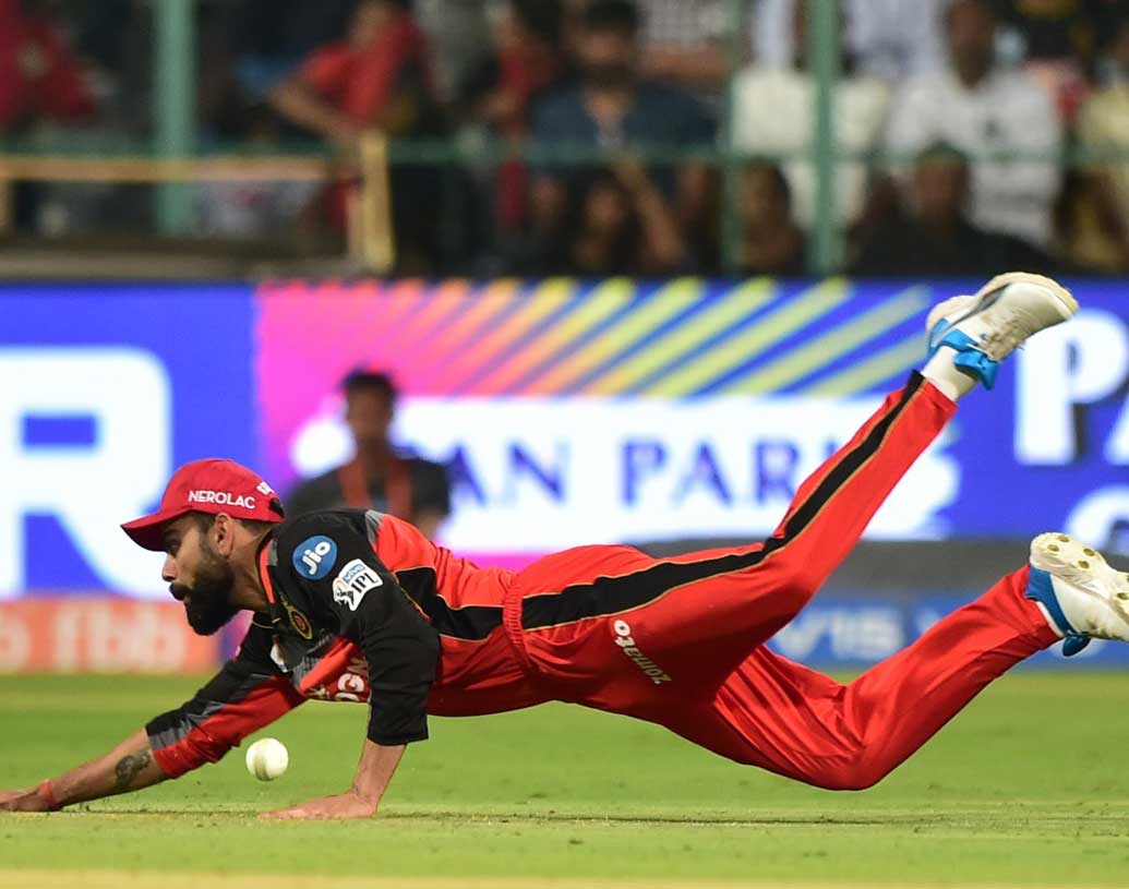 পবন নেগি যখন প্রথম দু’ওভারে ছয় রান দিয়ে দুই উইকেট নিয়ে চাপে ফেলে দিয়েছে নাইটদের, তখনই তাঁকে চার ওভার করানো উচিত ছিল। বিরাট সেটা করাননি। যখন বল পড়ে দ্রুত ব্যাটে আসছিল, তখন নেগির স্পিন কাজে আসতই, মনে করছেন বিশেষজ্ঞরা।