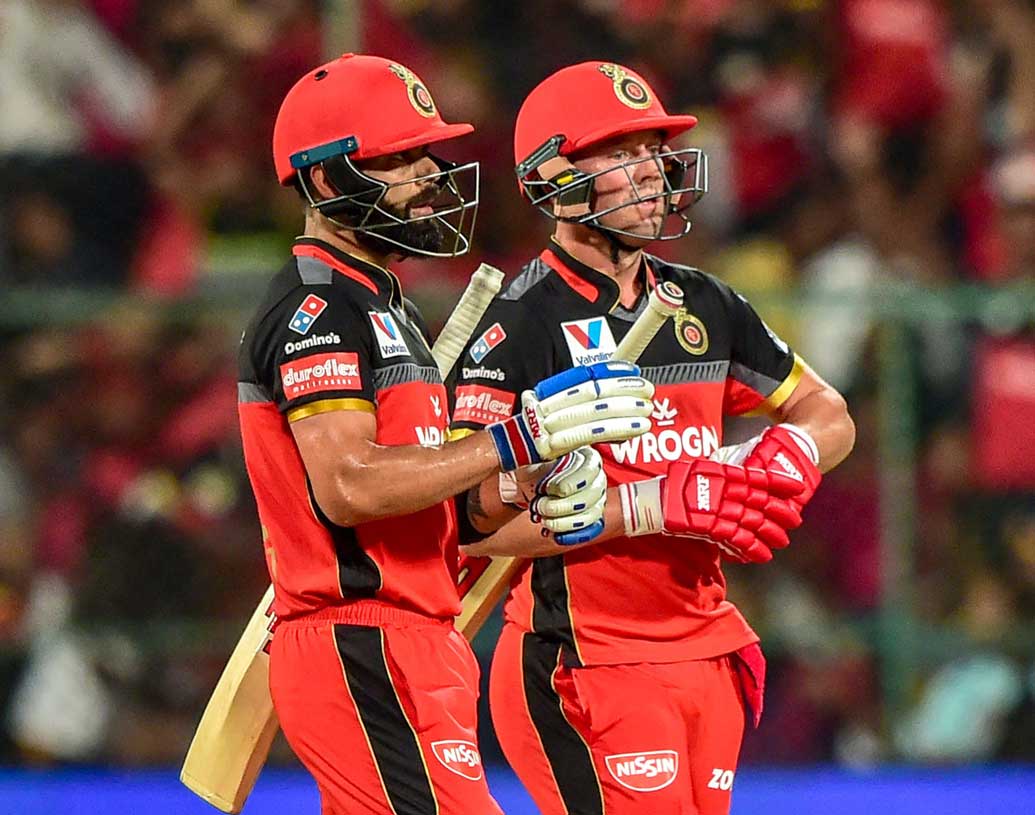 যেখানে পুরো ম্যাচ স্পিনাররাই রাজত্ব করে গেল, সেখানে নাইটদের বিরুদ্ধে পুরো ম্যাচে মইন আলিকে একটা বলও করতে দেননি বিরাট। মইনের অফস্পিন এই পিচে কাজে লাগত। বিরাট কী করে তাঁর কথা ভুলে গেলেন!