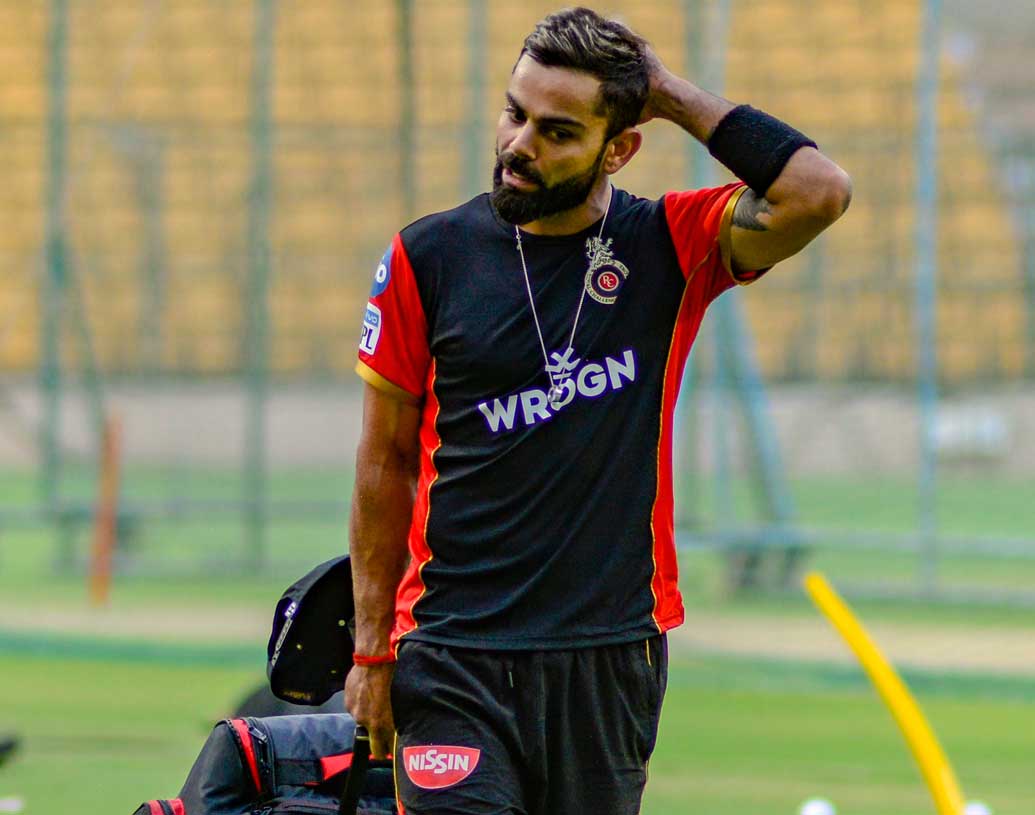 অথচ পরিস্থিতি এরকম হওয়ার কথা ছিল না। টসে জিতে বোলিংয়ের সিদ্ধান্ত নেন নাইট অধিনায়ক। জবরদস্ত ব্যাট করে বেঙ্গালুরু। বিরাট আর পার্থিবের যুগলবন্দি ১০৮ রান তুলে ফেলে। পরে এবি-র ব্যাটে ভর করে বেঙ্গালুরুর রান দাঁড়ায় ২০৫।