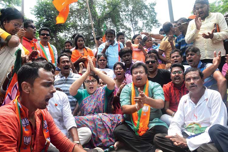 Lok Sabha Election 2019: Locket Chatterjee demonstrated agitation in from of police station
