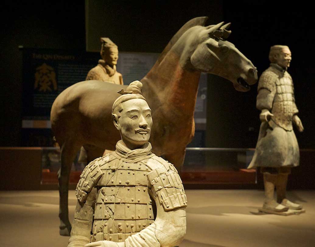 শুধু এই খোঁজই বিজ্ঞানীদের অবাক করেছিল তা নয়, বিস্ময়ের আরও একটা কারণ রয়েছে। বছরের পর বছর মাটির নীচে ঢাকা পড়া টেরাকোটা সেনার অবিকৃত গঠন হতবাক করেছিল। সম্প্রতি সংরক্ষণের সেই রহস্যই সমাধান করলেন তাঁরা। বৃহস্পতিবার জার্নাল নেচার-এ তা প্রকাশিত হয়েছে।