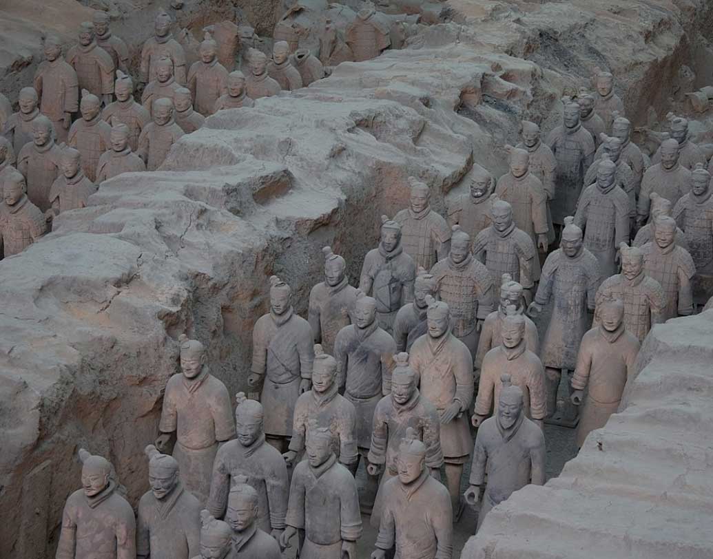 চিনের টেরাকোটা সেনা প্রথম আবিষ্কার করে জিংওয়ার এক কৃষক পরিবার। ১৯৭৪ সালে। বাড়ির কাছেই পাতকুয়োর জন্য গর্ত করছিলেন ওয়াং পাঝি নামে এক ব্যক্তি। মাটি থেকে ২ মিটার নীচে অন্য রকম মাটি চোখে পড়ে তাঁর। অপেক্ষাকৃত শক্ত এবং লাল রঙের সেই মাটি। সেখান থেকেই টেরাকোটা সেনার কিছু টুকরো এবং ব্রোঞ্জের অস্ত্র তিনি বার করে আনেন।