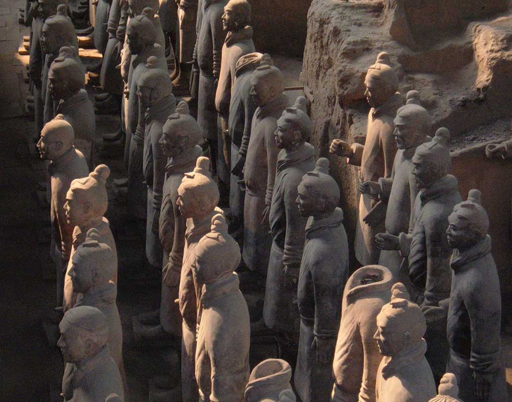 এই টেরাকোটা সেনা নিয়ে নানা মত রয়েছে। এক প্রত্নতত্ত্ববিদের মতে, ৩০০০ বছর আগে চিনের মানুষ মৃত্যু পরবর্তী জীবনে বিশ্বাস করত। কোনও মহৎ মানুষের মৃত্যুর পর তাঁকে সমাধি দেওয়ার সময় সঙ্গে এক বিশ্বস্ত কর্মচারীকেও সমাধি দেওয়া হত। পরবর্তীকালে এই নিয়ে খুব বিতর্ক হয়। তারই বিকল্প সম্ভবত এই টেরাকোটা।