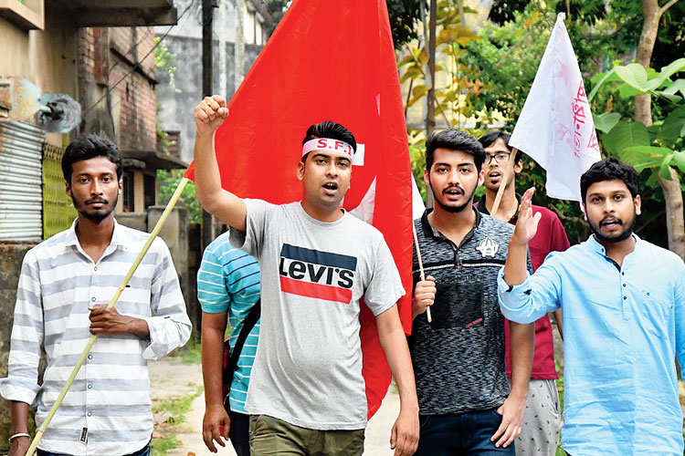 কৃষ্ণনগরে এসএফআই সমর্থকদের মিছিল।—নিজস্ব চিত্র।