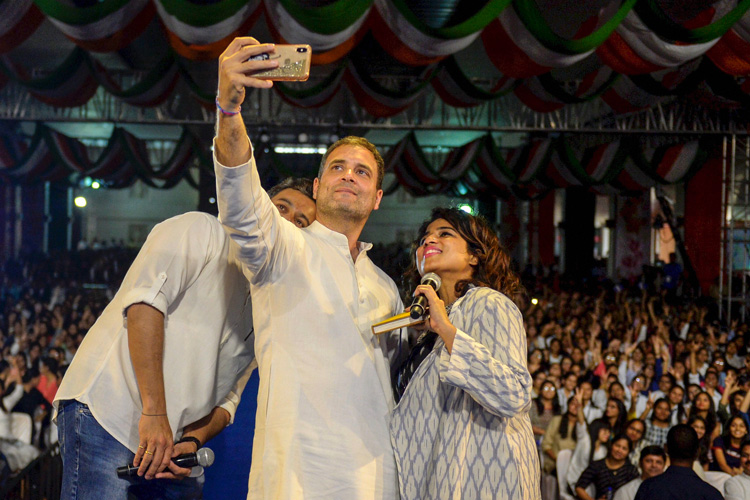 পড়ুয়াদের সঙ্গে নিজস্বী রাহুলের। ছবি— পিটিআই।